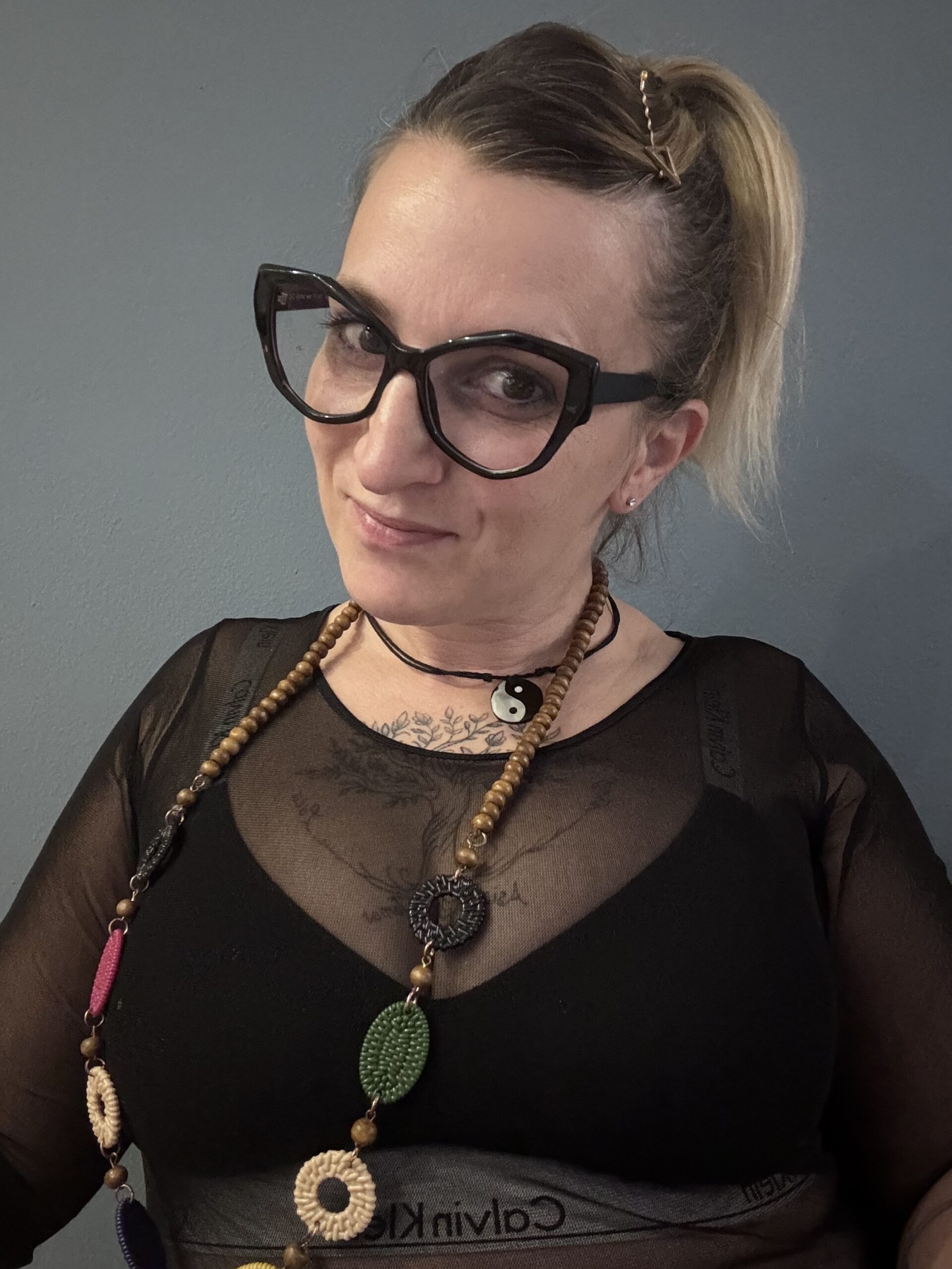 Giovanna Scola, ritratto con occhiali